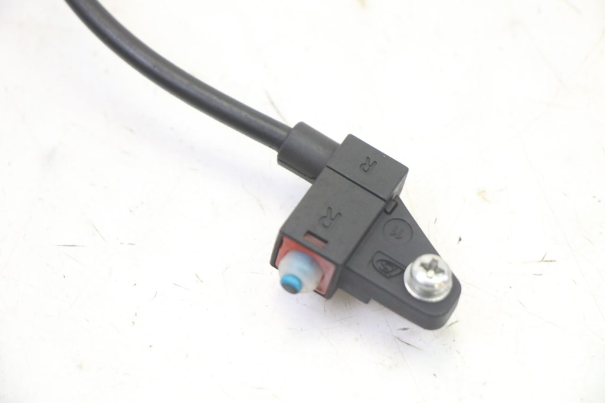 photo de INTERRUPTOR DE LUZ DE FREIO DIREITO VENESI FLY RETRO 4T 50 (2020 - 2025) - Outro ângulo de visão