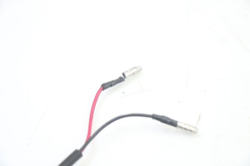 photo de INTERRUPTOR DE LUZ DE FREIO DIREITO VENESI FLY RETRO 4T 50 (2020 - 2025) - Pontos de fixação