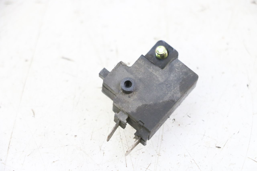 photo de INTERRUPTOR DE LUZ DE FREIO DIREITO YAMAHA FZ6 N FAZER 600 (2004 - 2006) - Detalhe da peça