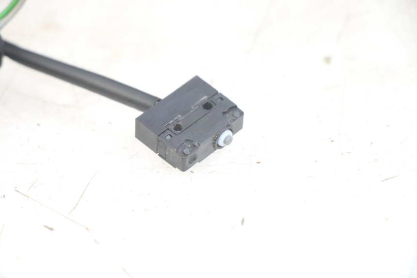photo de INTERRUPTOR DE LUZ DE FREIO DIREITO PEUGEOT GEOPOLIS RS 125 (2007 - 2009) - Outro ângulo de visão