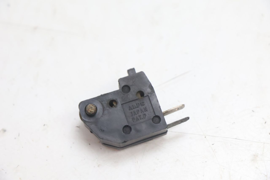 photo de CONTATO DE LUZ DE FREIO DIREITA KAWASAKI GPX F ZX750F 750 (1986 - 1990) - Outro ângulo de visão