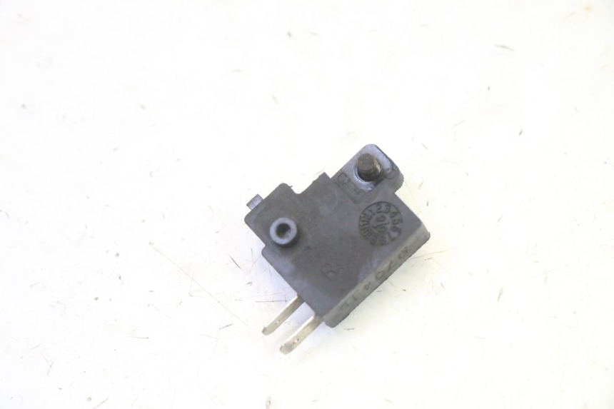 photo de INTERRUPTOR DE LUZ DE FREIO DIREITO KYMCO GRAND DINK 125 (2008 - 2014) - Zoom do estado de desgaste