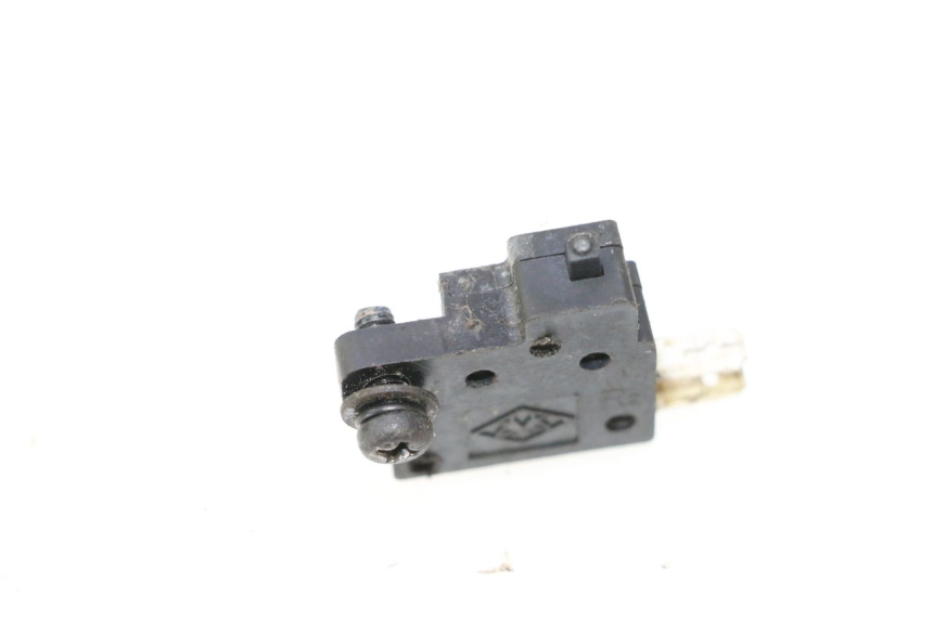 photo de INTERRUPTOR DE LUZ DE FREIO DIREITO KYMCO GRAND DINK 125 (2008 - 2014) - Zoom do estado de desgaste