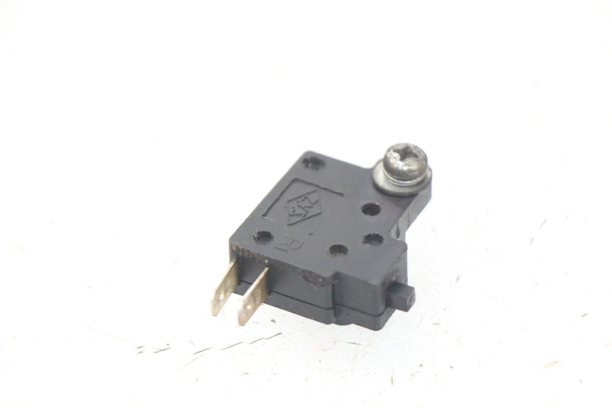 photo de INTERRUPTOR DE LUZ DE FREIO DIREITO SYM GTS EFI ABS 125 (2012 - 2016) - Detalhe da peça