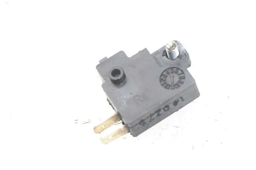 photo de INTERRUPTOR DE LUZ DE FREIO DIREITO SYM GTS EFI ABS 125 (2012 - 2016) - Zoom do estado de desgaste