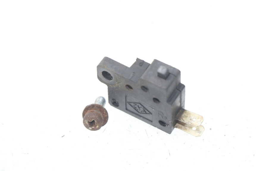 photo de INTERRUPTOR DE LUZ DE FREIO DIREITO SYM GTS EFI ABS 125 (2012 - 2016) - Detalhe da peça