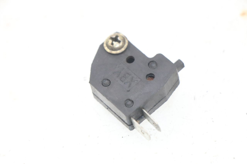 photo de INTERRUPTOR DE LUZ DE FREIO DIREITO JONWAY GTX 2T 50 (2014 - 2020) - Zoom do estado de desgaste