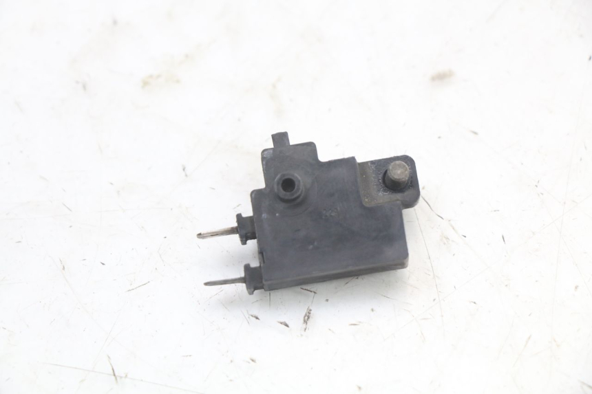 photo de INTERRUPTOR DE LUZ DE FREIO DIREITO HONDA CBR F 1000 (1993 - 1996) - Zoom do estado de desgaste