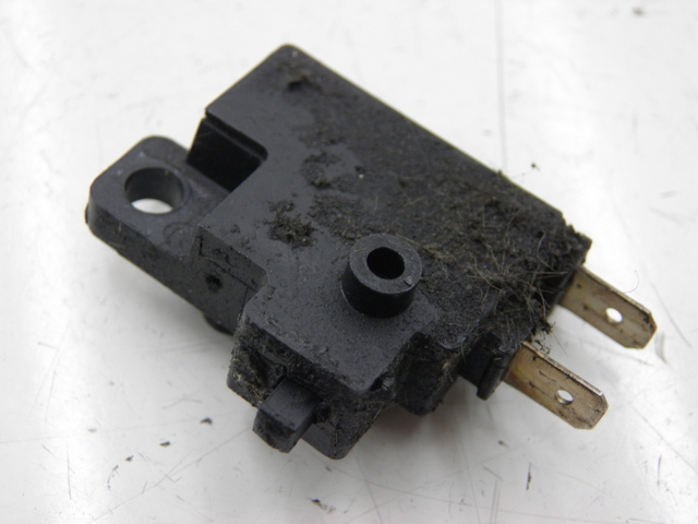 photo de INTERRUPTOR DE LUZ DE FREIO DIREITO HONDA FES PANTHEON 125 (2003 - 2007) - Detalhe da peça