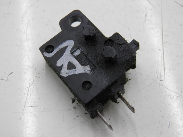 photo de INTERRUPTOR DE LUZ DE FREIO DIREITO HONDA FES PANTHEON 125 (2003 - 2007) - Zoom do estado de desgaste