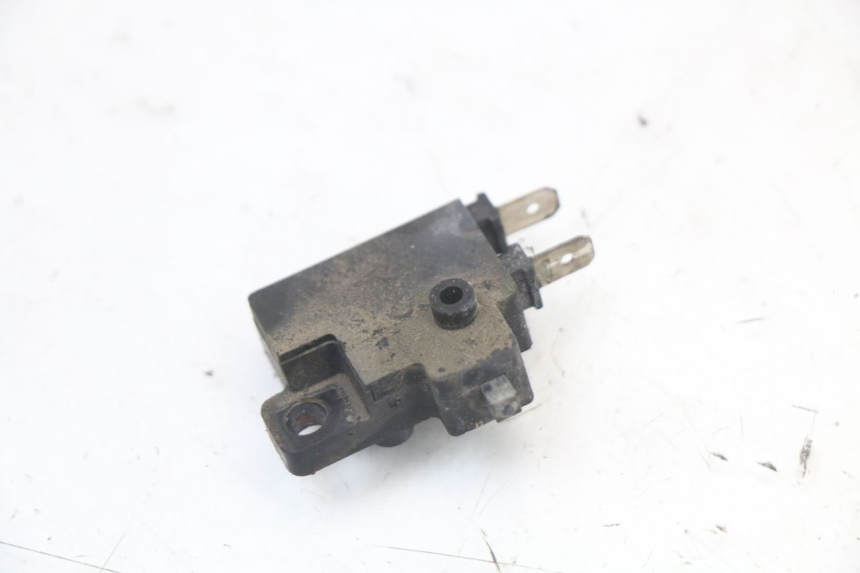 photo de INTERRUPTOR DE LUZ DE FREIO DIREITO HONDA FES S-WING SWING 125 (2007 - 2015) - Outro ângulo de visão