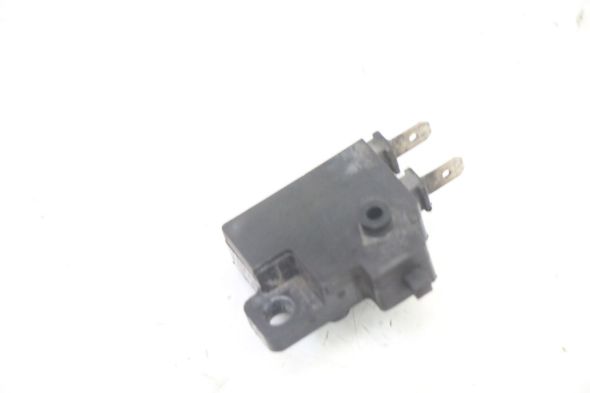 photo de INTERRUPTOR DE LUZ DE FREIO DIREITO HONDA FES S-WING SWING ABS 125 (2007 - 2015) - Outro ângulo de visão