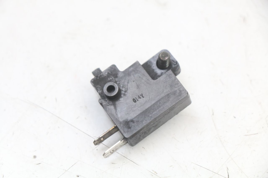 photo de INTERRUPTOR DE LUZ DE FREIO DIREITO HONDA NES AROBASE 125 (2000 - 2003) - Zoom do estado de desgaste