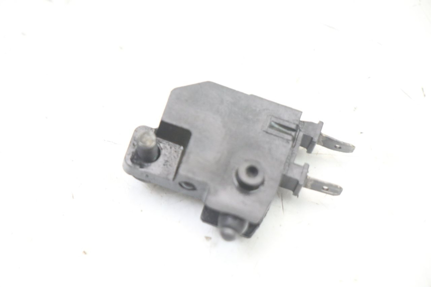 photo de INTERRUPTOR DE LUZ DE FREIO DIREITO HONDA PCX (JF57/JF64) 125 (2014 - 2018) - Outro ângulo de visão