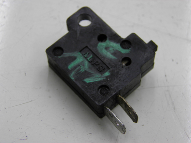 photo de INTERRUPTOR DE LUZ DE FREIO DIREITO HONDA SH 125 (2003 - 2004) - Vista principal