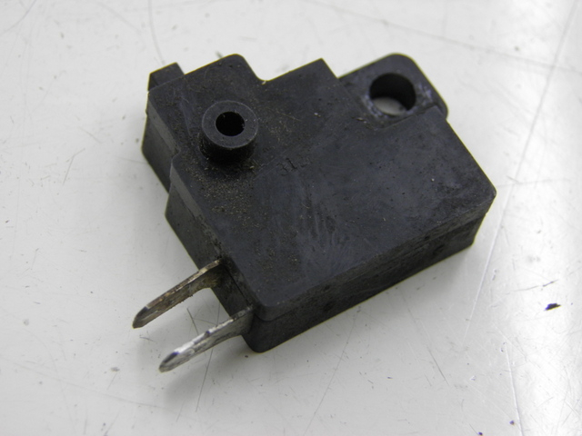 photo de INTERRUPTOR DE LUZ DE FREIO DIREITO HONDA SH 125 (2003 - 2004) - Detalhe da peça