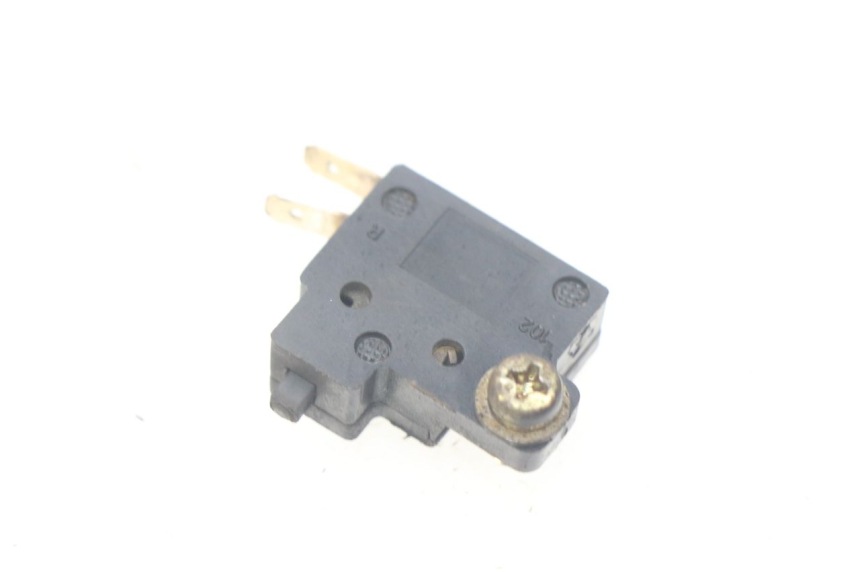 photo de INTERRUPTOR DE LUZ DE FREIO DIREITO SYM JET EURO X 2T 50 (2003 - 2007) - Zoom do estado de desgaste