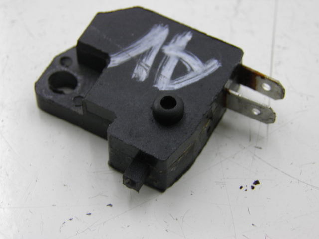 photo de INTERRUPTOR DE LUZ DE FREIO DIREITO JM MOTOR JULIA 50 (2010 - 2014) - Outro ângulo de visão