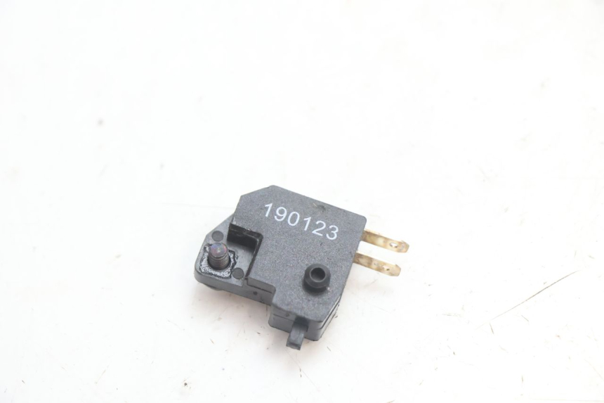 photo de INTERRUPTOR DE LUZ DE FREIO DIREITO PEUGEOT KISBEE 2T 50 (2018 - 2022) - Zoom do estado de desgaste