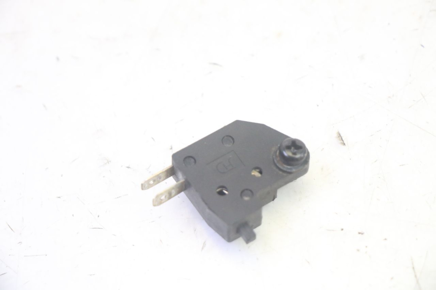 photo de INTERRUPTOR DE LUZ DE FREIO DIREITO PEUGEOT KISBEE 4T 50 (2018 - 2022) - Detalhe da peça