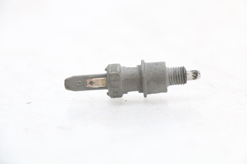 photo de INTERRUPTOR DE LUZ DE FREIO DIREITO RENAULT KOURANOS 125 (2001 - 2004) - Zoom do estado de desgaste