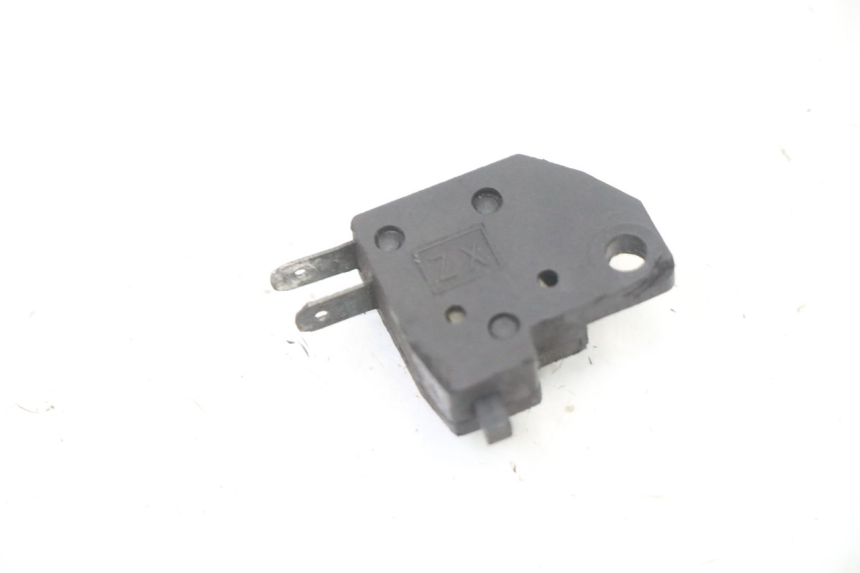 photo de INTERRUPTOR DE LUZ DE FREIO DIREITO KYMCO DINK STREET 125 (2009 - 2014) - Zoom do estado de desgaste