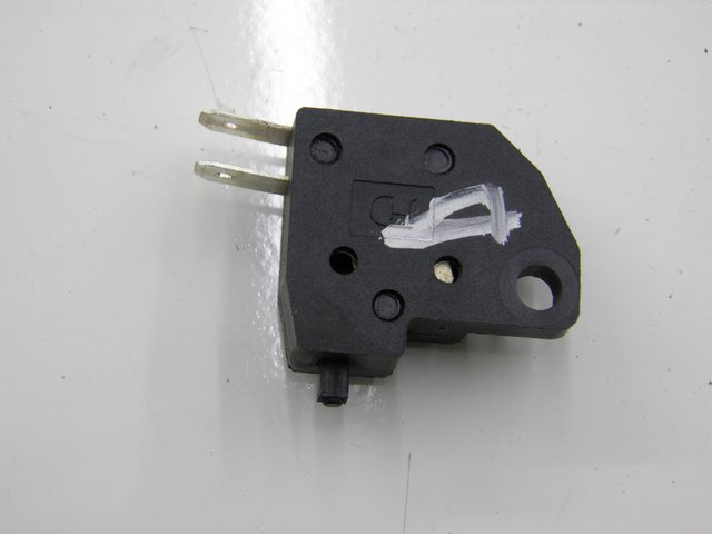 photo de INTERRUPTOR DE LUZ DE FREIO DIREITO KYMCO SUPER 8 2T 50 (2007 - 2013) - Detalhe da peça