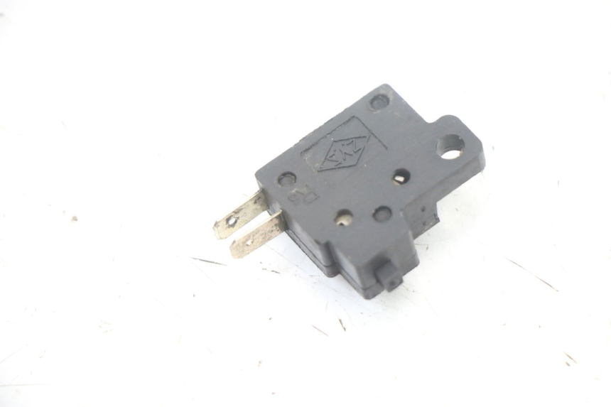 photo de INTERRUPTOR DE LUZ DE FREIO DIREITO KYMCO XCITING 500 (2007 - 2010) - Detalhe da peça