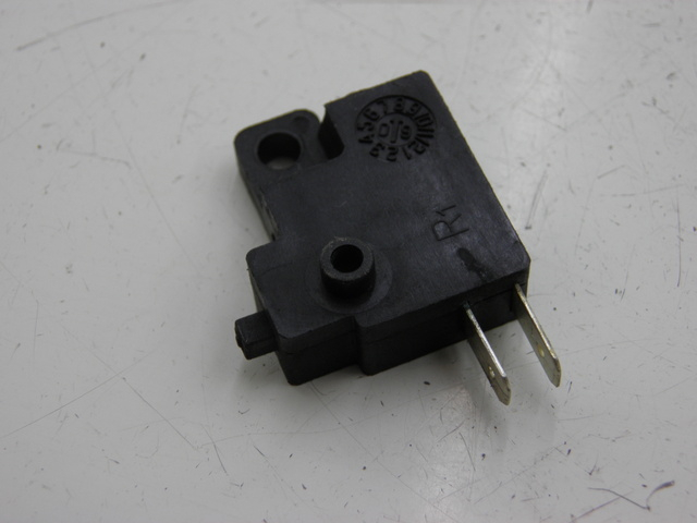 photo de INTERRUPTOR DE LUZ DE FREIO DIREITO KYMCO XCITING RI ABS 500 (2010) - Zoom do estado de desgaste