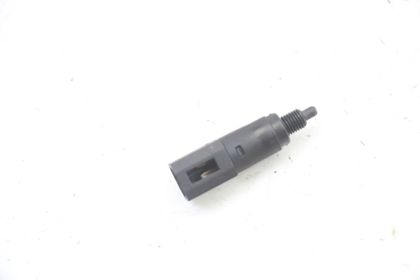 photo de INTERRUPTOR DE LUZ DE FREIO DIREITO PIAGGIO LIBERTY 4T 50 (2009 - 2015) - Zoom do estado de desgaste