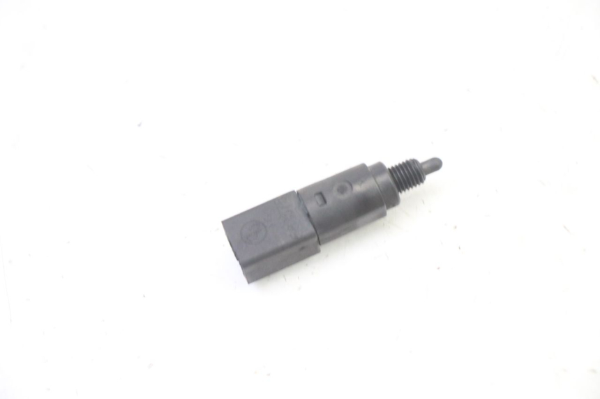 photo de INTERRUPTOR DE LUZ DE FREIO DIREITO PIAGGIO LIBERTY 4T 50 (2009 - 2015) - Outro ângulo de visão
