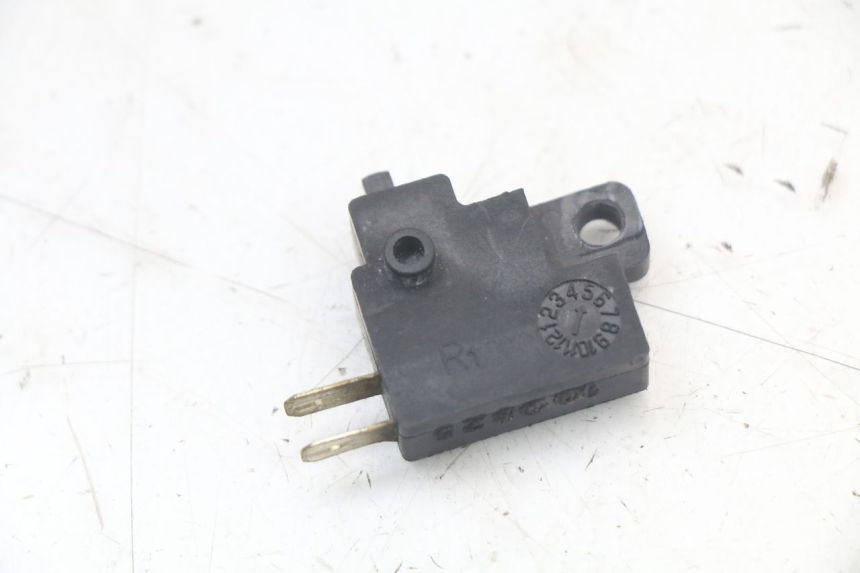 photo de INTERRUPTOR DE LUZ DE FREIO DIREITO SYM MIO 50 (2011 - 2017) - Zoom do estado de desgaste
