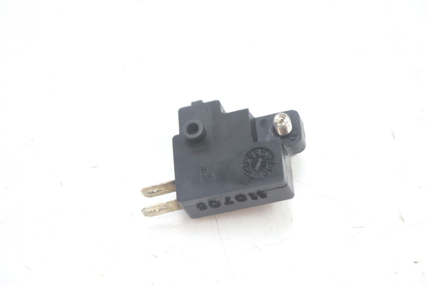 photo de INTERRUPTOR DE LUZ DE FREIO DIREITO SYM MIO 50 (2005 - 2010) - Zoom do estado de desgaste