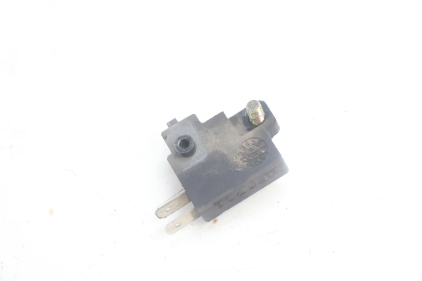 photo de INTERRUPTOR DE LUZ DE FREIO DIREITO SYM MIO 50 (2005 - 2010) - Zoom do estado de desgaste