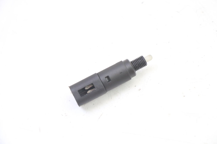 photo de INTERRUPTOR DE LUZ DE FREIO DIREITO PIAGGIO MP3 HPE 310 (2024 - 2025) - Detalhe da peça