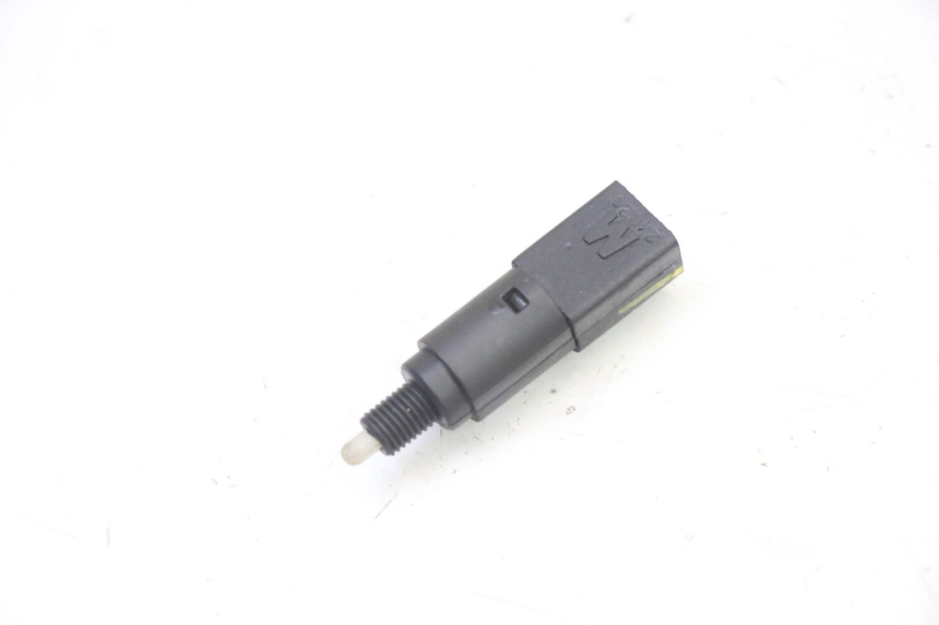 photo de INTERRUPTOR DE LUZ DE FREIO DIREITO PIAGGIO MP3 HPE 310 (2024 - 2025) - Zoom do estado de desgaste