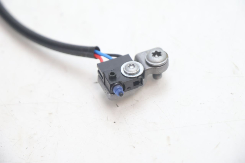 photo de CONTATOR DE LUZ DE FREIO DIREITA PIAGGIO MP3 HPE 530 (2022 - 2026) - Zoom do estado de desgaste