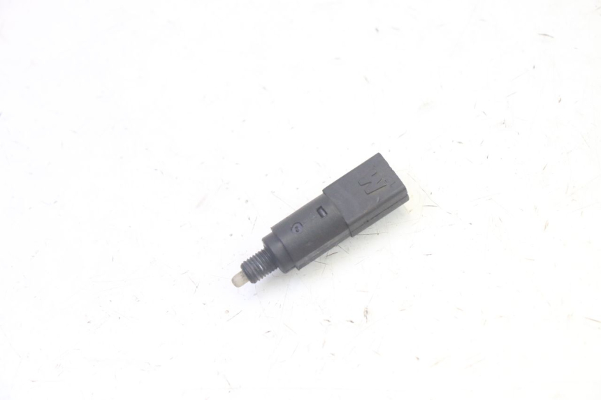 photo de INTERRUPTOR DE LUZ DE FREIO DIREITO PIAGGIO MP3 125 (2006 - 2014) - Detalhe da peça