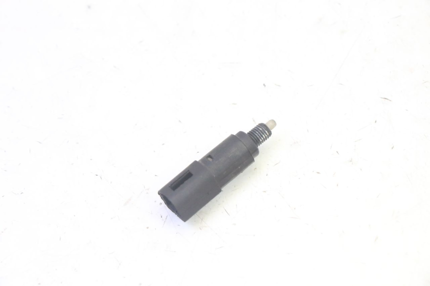 photo de INTERRUPTOR DE LUZ DE FREIO DIREITO PIAGGIO MP3 125 (2006 - 2014) - Zoom do estado de desgaste