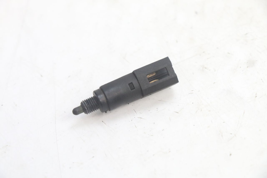 photo de INTERRUPTOR DE LUZ DE FREIO DIREITO PIAGGIO MP3 125 (2006 - 2014) - Vista principal