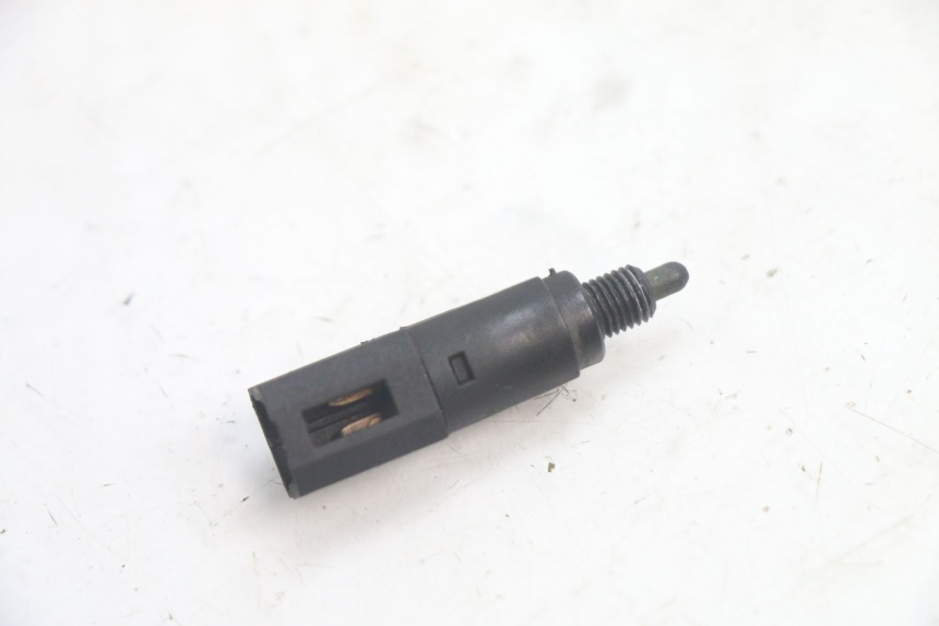 photo de INTERRUPTOR DE LUZ DE FREIO DIREITO PIAGGIO MP3 125 (2006 - 2014) - Detalhe da peça