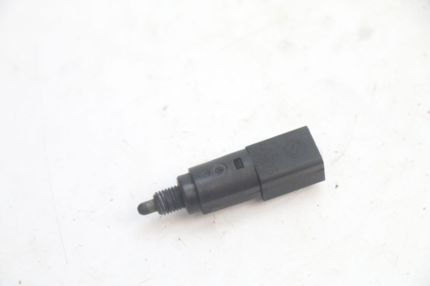 photo de INTERRUPTOR DE LUZ DE FREIO DIREITO PIAGGIO MP3 125 (2006 - 2014) - Zoom do estado de desgaste