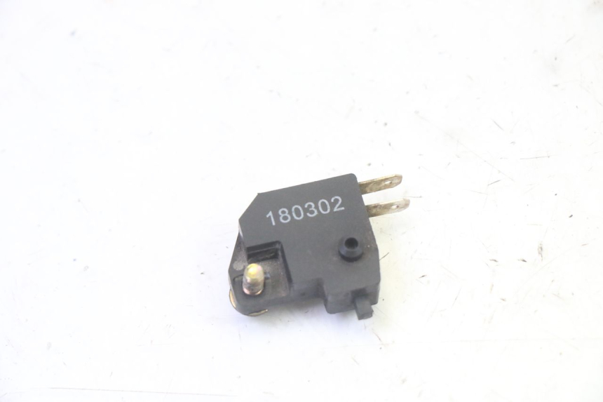 photo de INTERRUPTOR DE LUZ DE FREIO DIREITO KYMCO LIKE 4T 50 (2019 - 2025) - Outro ângulo de visão