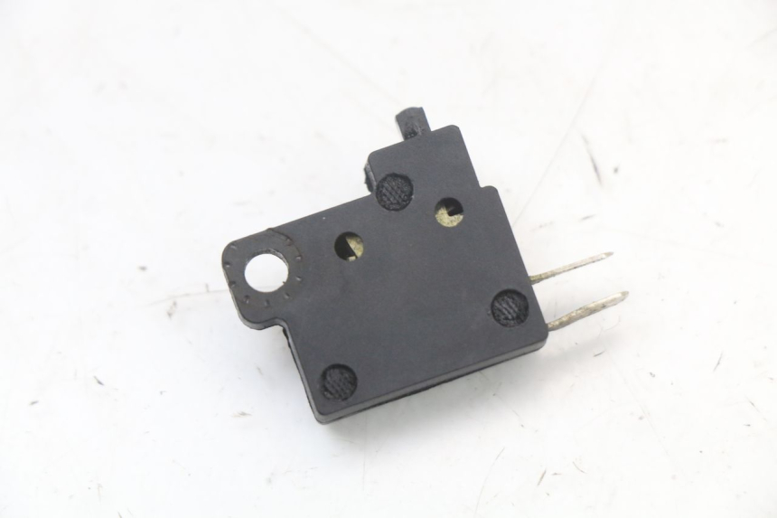 photo de INTERRUPTOR DE LUZ DE FREIO DIREITO MOTO GUZZI NORGE 8V GT 1200 (2011 - 2016) - Zoom do estado de desgaste