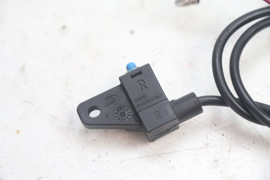 photo de CONTATO DE LUZ DE FREIO DIREITA JM MOTORS OLDIES 4T 50 (2020 - 2026) - Detalhe da peça