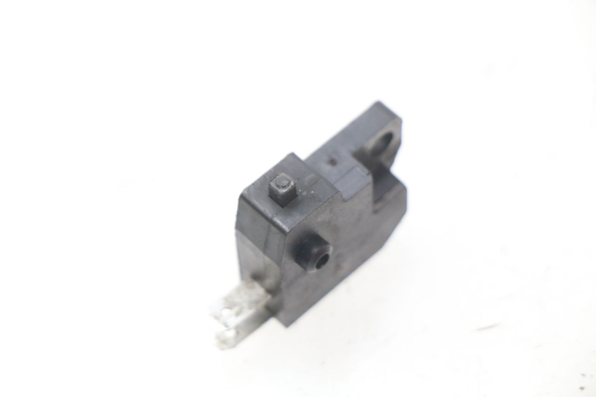 photo de INTERRUPTOR DE LUZ DE FREIO DIREITO SYM ORBIT 2 4T 50 (2018 - 2022) - Detalhe da peça