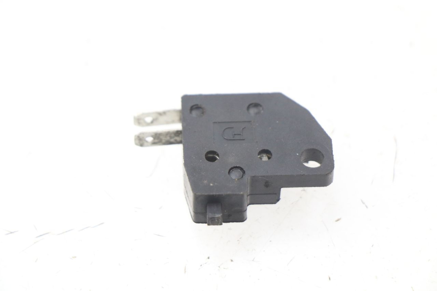 photo de INTERRUPTOR DE LUZ DE FREIO DIREITO SYM ORBIT 2 4T 50 (2018 - 2022) - Zoom do estado de desgaste