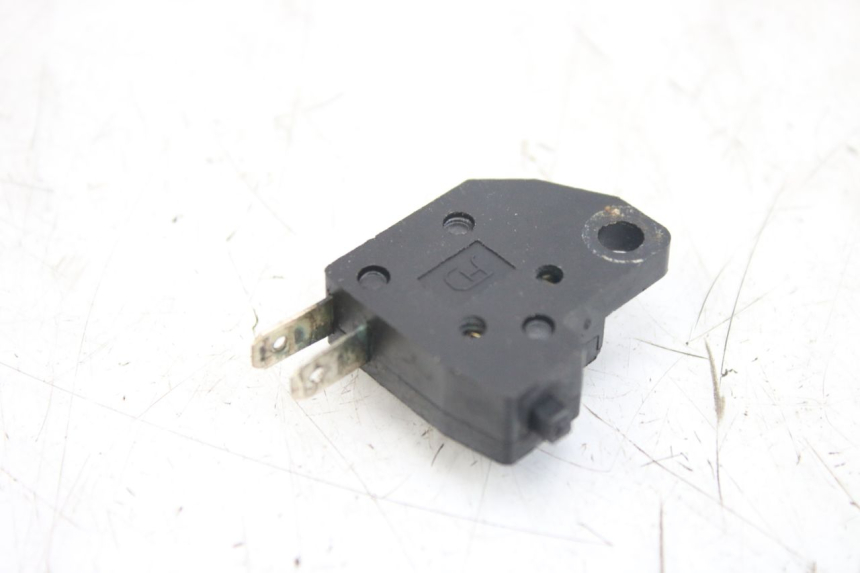 photo de INTERRUPTOR DE LUZ DE FREIO DIREITO SYM ORBIT 2 4T 50 (2008 - 2017) - Detalhe da peça