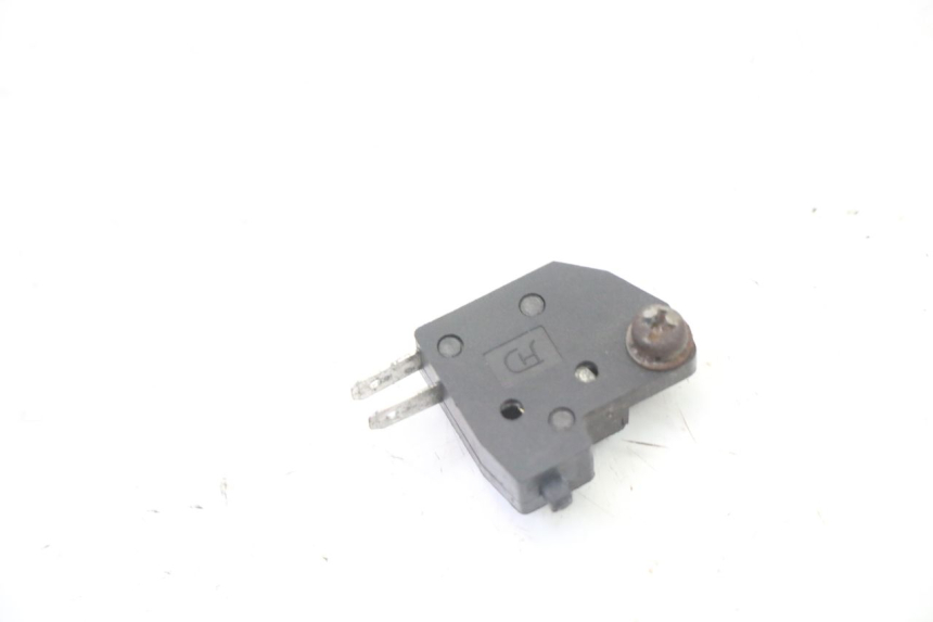 photo de INTERRUPTOR DE LUZ DE FREIO DIREITO SYM ORBIT 2 4T 50 (2008 - 2017) - Detalhe da peça