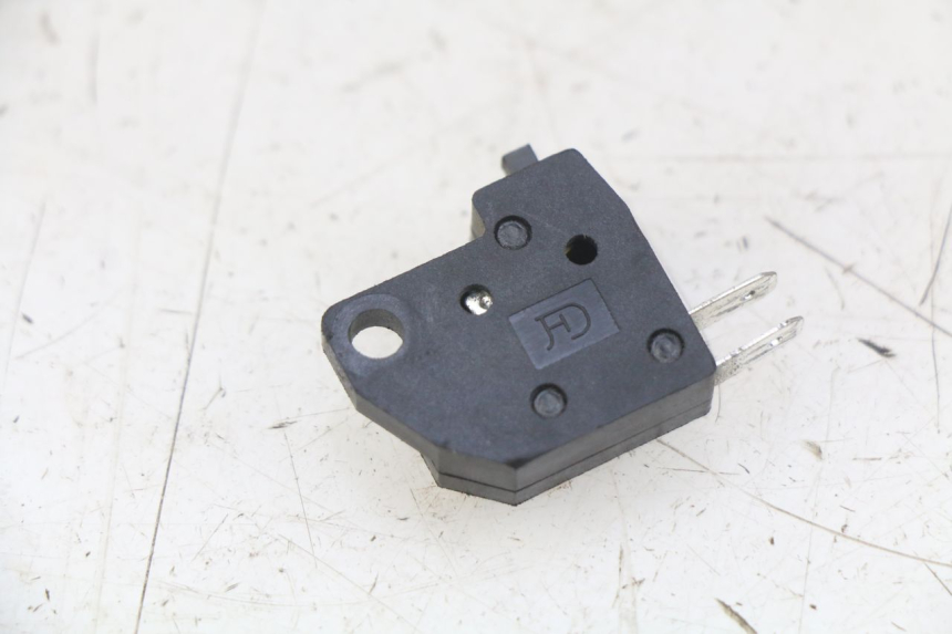 photo de INTERRUPTOR DE LUZ DE FREIO DIREITO SYM ORBIT III 3 4T 50 (2021 - 2025) - Vista principal